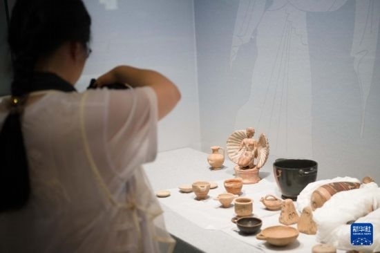 7月2日，開箱后的古希臘文物被工作人員移入展柜。新華社記者 張端 攝