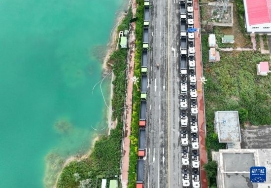 7月2日，車輛在巴克圖口岸有序出境（無人機照片）。新華社發(fā)（馬丁 攝）