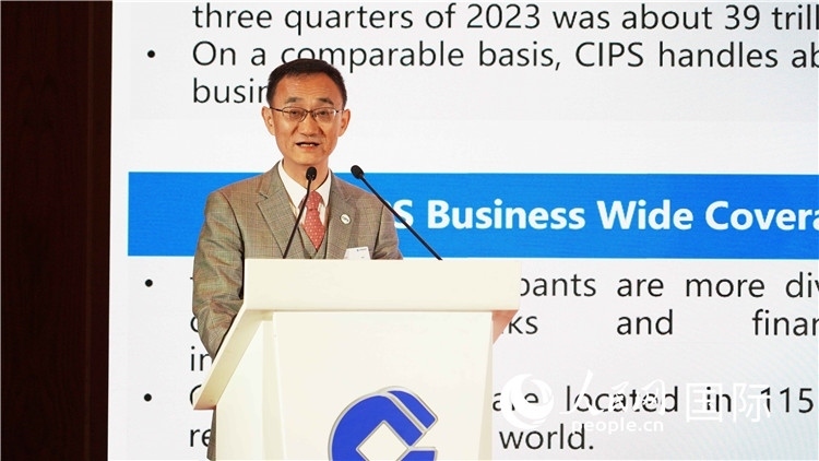 跨境銀行間支付清算有限責(zé)任公司總裁許再越發(fā)言。 人民網(wǎng) 張茜 攝
