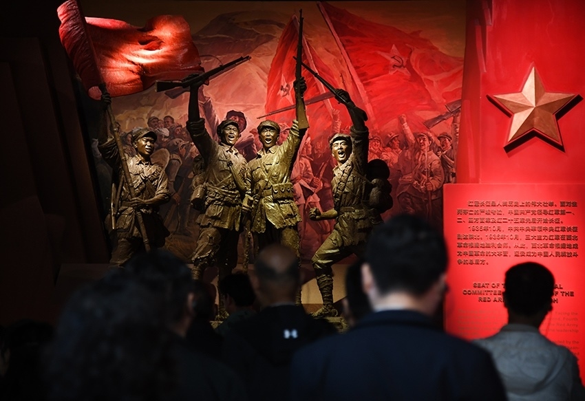 圖為2024年5月9日，游客在延安革命紀(jì)念館參觀。 新華社記者 張博文 攝