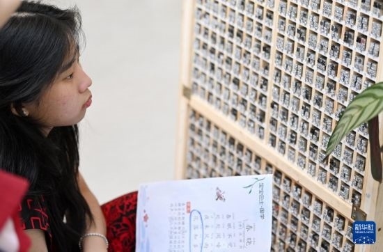 7月3日，外國學(xué)生在了解中國的活字印刷。新華社記者 李然 攝