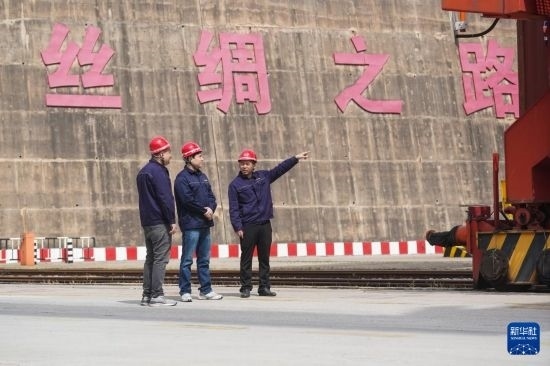 中哈兩國工作人員在中哈連云港物流合作基地交流（2023年5月10日攝）。新華社記者 季春鵬 攝
