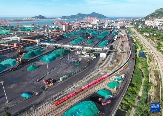 6月26日，“韓國-連云港-中亞”國際多式聯(lián)運班列從中哈連云港物流合作基地出發(fā)，駛往哈薩克斯坦、烏茲別克斯坦（無人機照片）。班列運載的55個大柜此前于6月13日從韓國境內(nèi)發(fā)出，經(jīng)釜山港海運抵達連云港后轉(zhuǎn)由鐵路運輸。新華社記者 季春鵬 攝