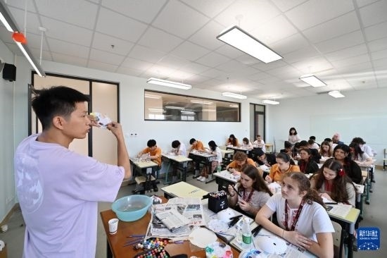 7月3日，外國學(xué)生在學(xué)習(xí)繪制京劇臉譜。新華社記者 李然 攝