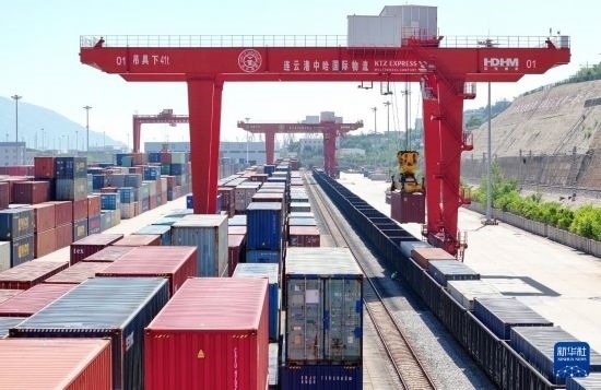 6月30日，在中哈連云港物流合作基地，大型機械在吊裝集裝箱（無人機照片）。新華社發(fā)（王健民 攝）