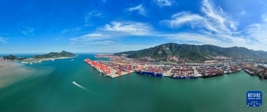 6月26日，貨輪?？吭谶B云港港集裝箱碼頭（無人機照片）。新華社記者 季春鵬 攝