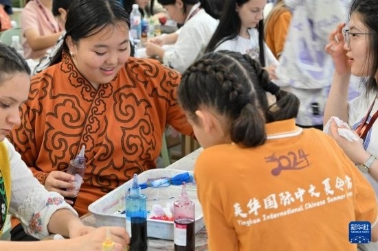 7月3日，外國學(xué)生在了解中國的染布技術(shù)。新華社記者 李然 攝