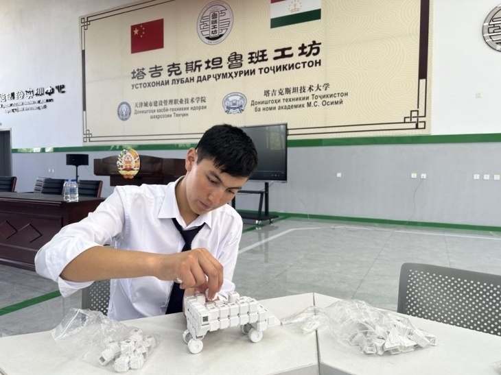 在塔吉克斯坦魯班工坊內(nèi)，學(xué)員正在操作能力源創(chuàng)新套件。本報(bào)記者 屈佩 攝