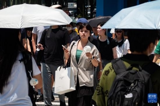 7月4日，人們?cè)谌毡緰|京原宿的街道上行走。新華社記者 張笑宇 攝