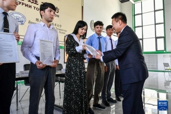 7月3日，在塔吉克斯坦首都杜尚別，天津城市建設(shè)管理職業(yè)技術(shù)學(xué)院的負(fù)責(zé)人為魯班工坊赴華留學(xué)生頒發(fā)錄取通知書(shū)。新華社記者 曹陽(yáng) 攝