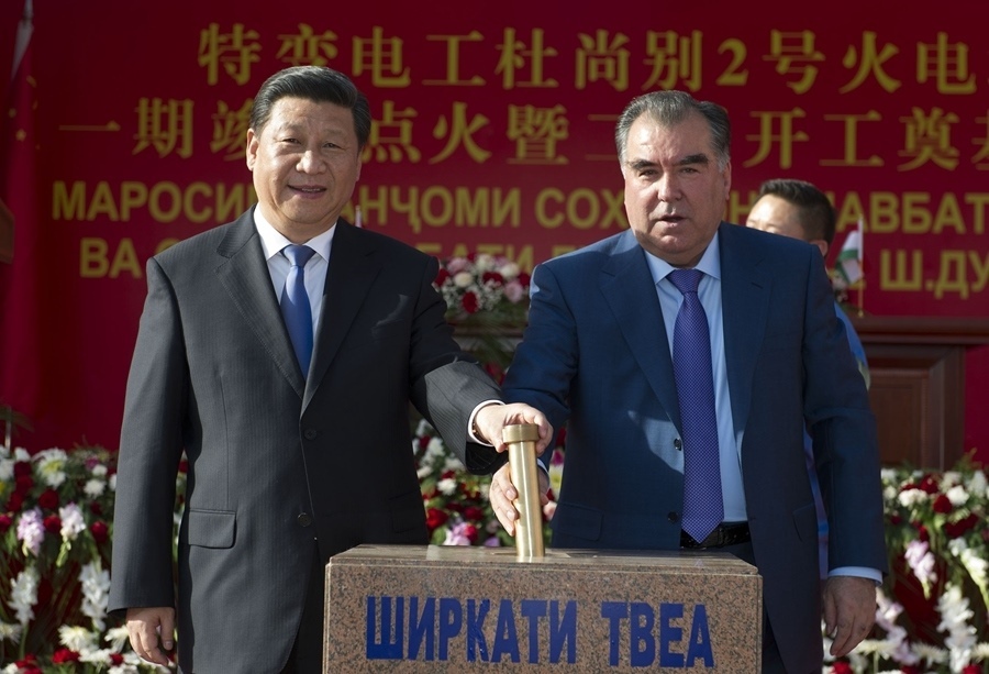 2014年9月13日，國家主席習(xí)近平和塔吉克斯坦總統(tǒng)拉赫蒙在杜尚別共同出席中塔兩國重大合作項(xiàng)目——杜尚別2號(hào)熱電廠一期工程竣工儀式、二期工程開工儀式。這是習(xí)近平和拉赫蒙一同將裝有兩國元首簽名二期工程奠基紀(jì)念頁的金色金屬管放入水泥墩中。新華社記者 黃敬文 攝