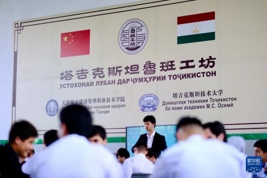 6月14日，學(xué)生們?cè)谒怂固故锥级派袆e的魯班工坊內(nèi)學(xué)習(xí)。新華社記者 鄭開(kāi)君 攝