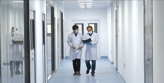中國科學(xué)院贛江創(chuàng)新研究院科研人員在交流。（贛州市贛縣區(qū)融媒體中心供圖）