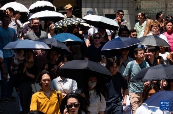 7月4日，人們?cè)谌毡緰|京原宿的街道上行走。新華社記者 張笑宇 攝