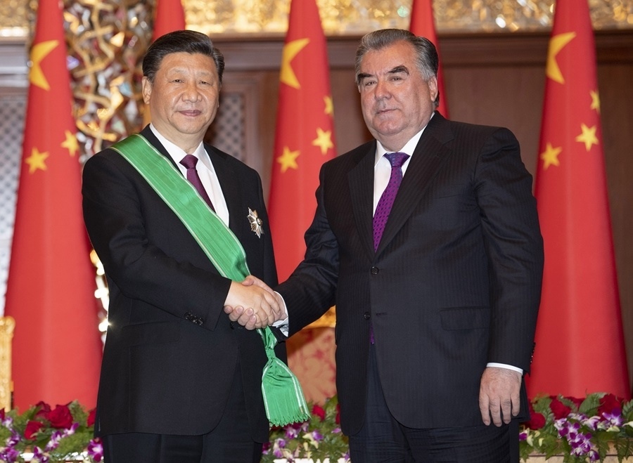 2019年6月15日，國家主席習(xí)近平在杜尚別出席儀式，接受塔吉克斯坦總統(tǒng)拉赫蒙授予“王冠勛章”。新華社記者 沙達(dá)提 攝