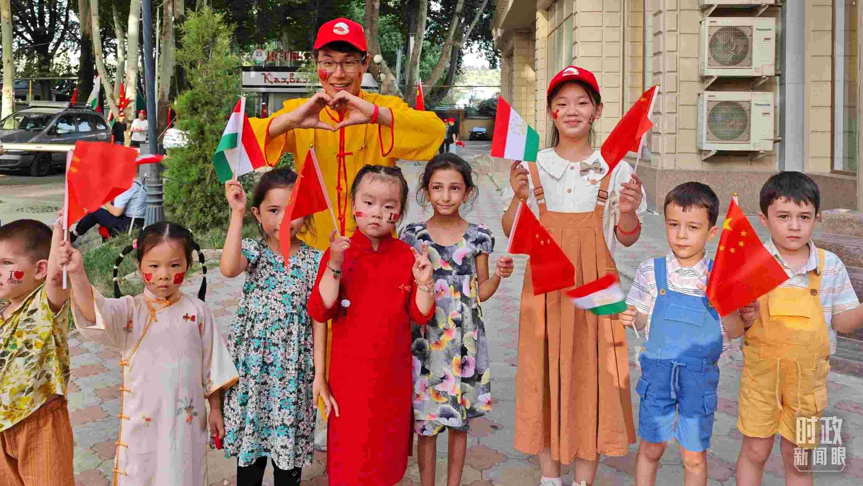 △在街頭歡迎習(xí)主席到訪的中塔青少年。（總臺(tái)央視記者耿小龍拍攝）