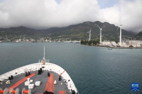 7月5日，中國海軍“和平方舟”號醫(yī)院船抵達塞舌爾維多利亞新港碼頭。新華社發(fā)（劉志磊 攝）