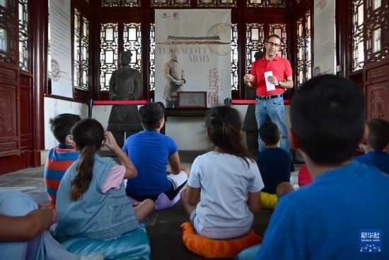 7月4日，在馬耳他桑塔露琪亞市的中國(guó)古典園林“靜園”，人們聆聽(tīng)關(guān)于兵馬俑的講解。新華社發(fā)（喬納森·博格 攝）