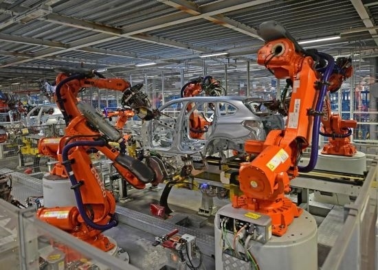 在華晨寶馬沈陽(yáng)鐵西工廠車身車間，機(jī)器臂在焊接車身（2022年2月16日攝）。新華社記者 楊青 攝