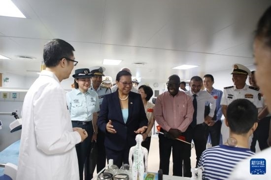 7月5日，塞舌爾衛(wèi)生部長維多在中國海軍“和平方舟”號醫(yī)院船上參觀中醫(yī)診室。新華社發(fā)（劉志磊 攝）