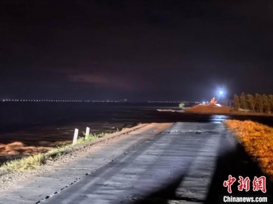  7月6日凌晨，湖南岳陽(yáng)華容縣團(tuán)洲垸洞庭湖一線堤防決口現(xiàn)場(chǎng)。中新社記者 白祖偕 攝