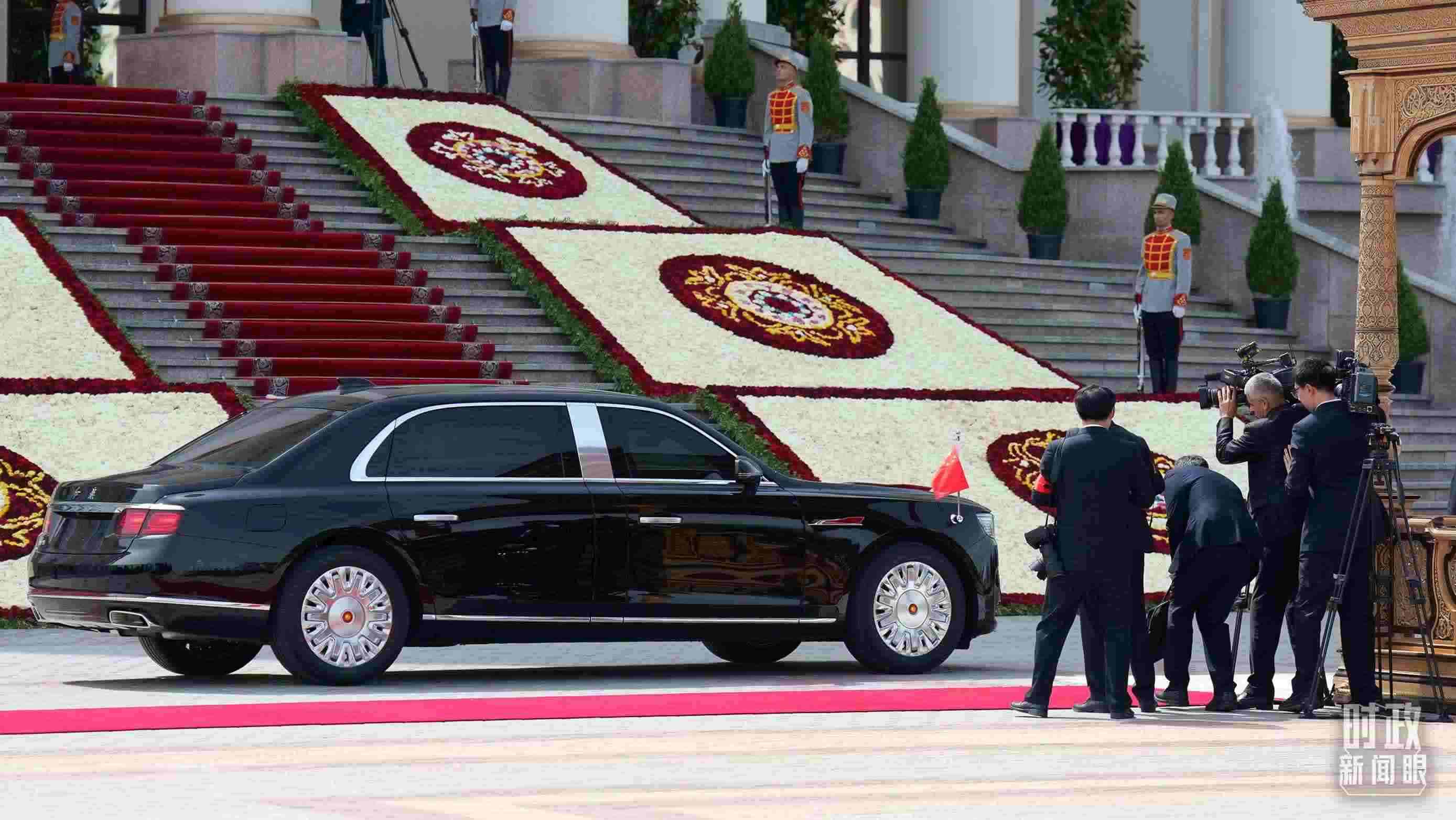 △習(xí)主席乘坐的紅旗車(chē)抵達(dá)塔總統(tǒng)府。（總臺(tái)記者李晉拍攝）