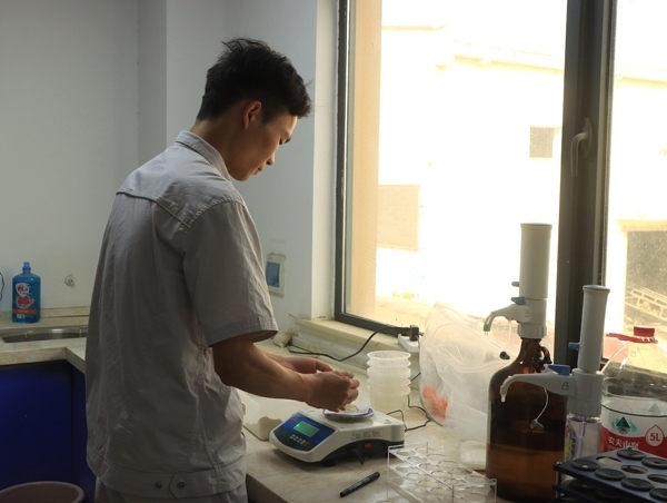 武漢直屬庫租倉點(diǎn)質(zhì)檢員正在對(duì)小麥進(jìn)行質(zhì)量檢測。受訪者供圖