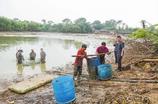 圖②：執(zhí)行干警督促凌某捕魚清塘。