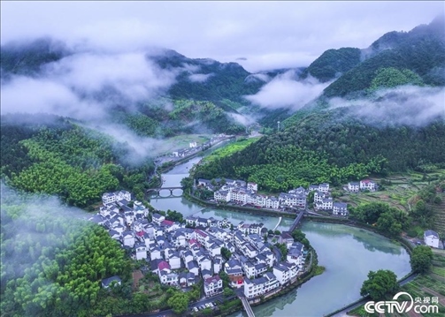 2024年6月19日，浙江省杭州市淳安縣楓樹嶺鎮(zhèn)下姜村，雨后云霧繚繞。