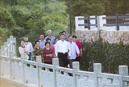 2015年5月25日，習(xí)近平總書記在浙江省舟山市定海區(qū)干覽鎮(zhèn)新建社區(qū)視察。