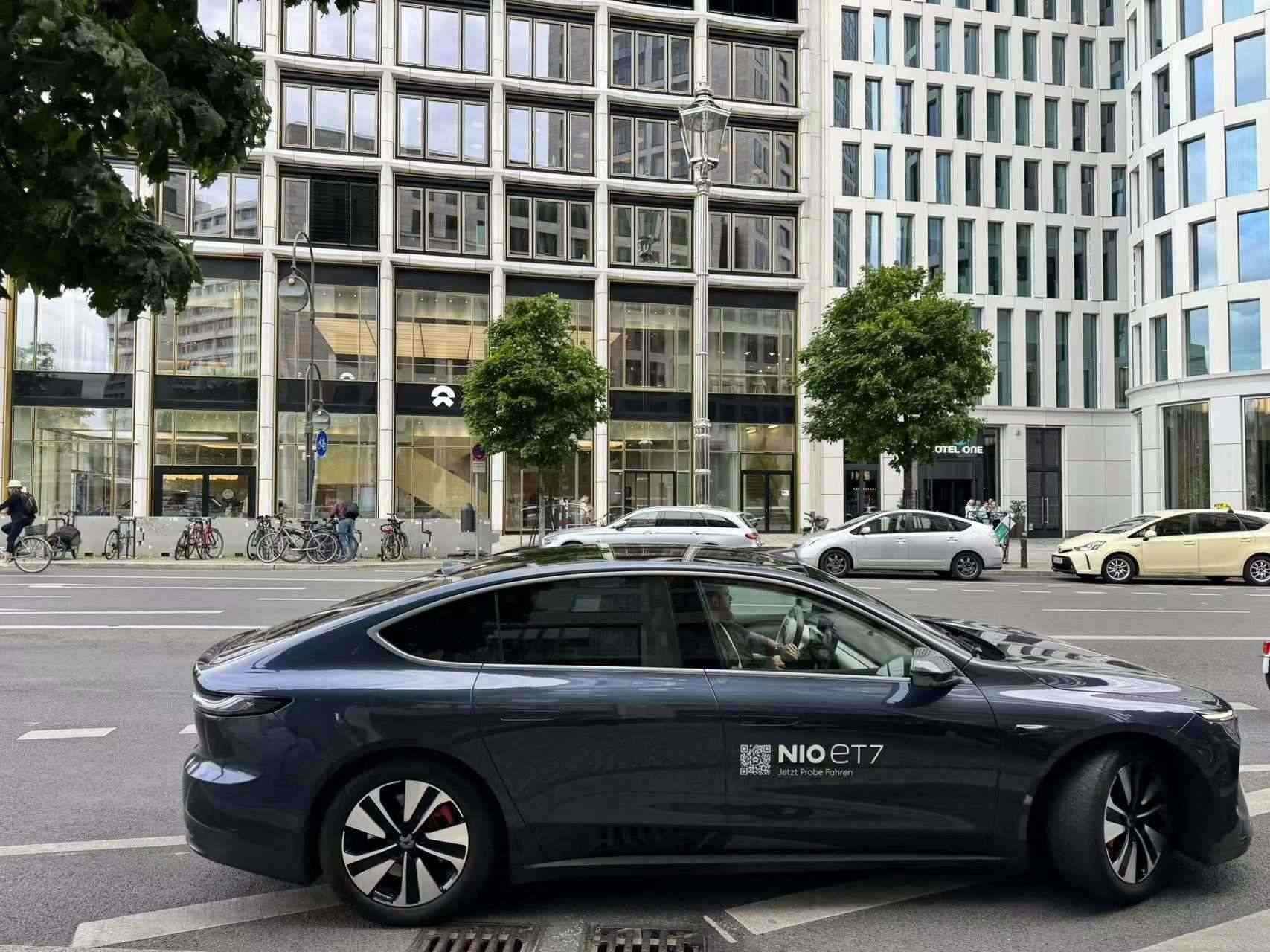 消費者在蔚來柏林智能駕駛中心前試駕電動汽車。 人民網(wǎng)記者 李強攝