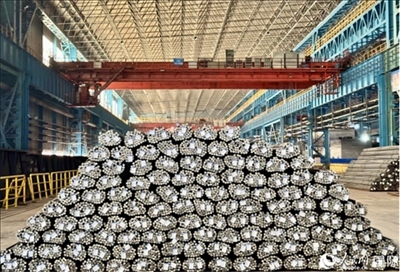 廠房內(nèi)待運(yùn)輸?shù)耐ㄤ摦a(chǎn)品。人民網(wǎng) 謝瑩攝