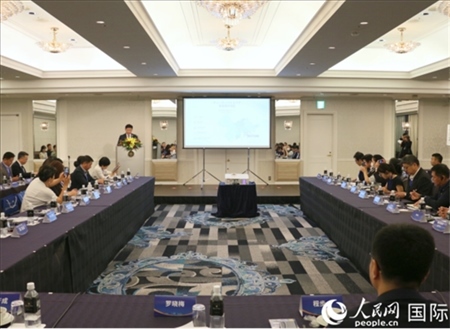 深圳市光明區(qū)委常委、副區(qū)長王芳成介紹光明科學(xué)城。人民網(wǎng) 許可攝