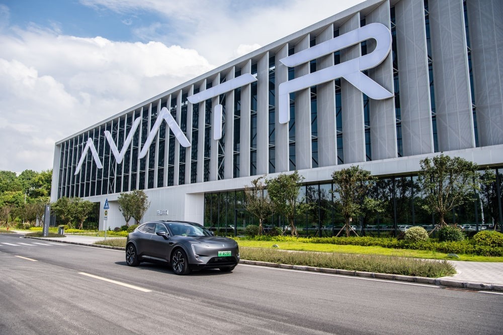 一輛新能源汽車在重慶市江北區(qū)行駛（2023年7月20日攝）。新華社記者 唐奕 攝