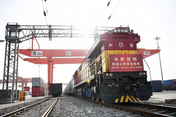 中歐班列（越南·河內(nèi)——中國·西安——匈牙利·布達佩斯）跨境公鐵聯(lián)運班列準備發(fā)車（2024年3月7日攝）。新華社記者 李一博 攝