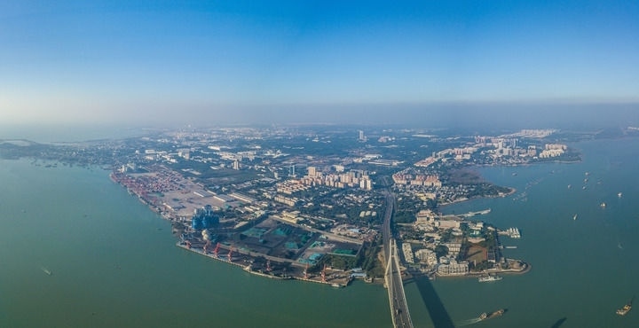 海南自貿(mào)港重點園區(qū)——洋浦經(jīng)濟開發(fā)區(qū)（2023年12月31日攝，無人機全景照片）。新華社記者 蒲曉旭 攝