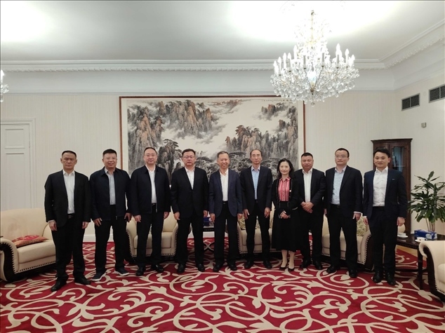 中國駐瑞典大使崔愛民（左五）會見中國中鐵股份有限公司總裁陳文健一行并合影。中國駐瑞典大使館供圖