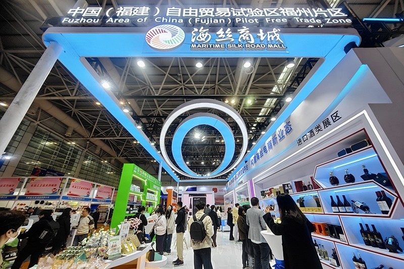 2024年3月18日，第四屆中國(guó)跨境電商交易會(huì)在福建福州開幕。展會(huì)聚焦“鏈接跨境全流域 共建電商新生態(tài)”，集聚全國(guó)80余個(gè)外貿(mào)產(chǎn)業(yè)帶的上千家供應(yīng)鏈企業(yè)。