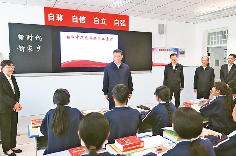 2024年6月18日至19日，中共中央總書(shū)記、國(guó)家主席、中央軍委主席習(xí)近平在青?？疾?。這是18日下午，習(xí)近平在果洛西寧民族中學(xué)高一（1）班觀摩“新時(shí)代、新家鄉(xiāng)”主題思政課。 新華社記者 鞠鵬/攝