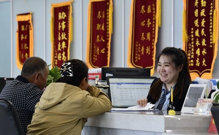 2024年3月25日，北京市大興區(qū)龐各莊鎮(zhèn)政務(wù)服務(wù)中心的工作人員耐心為群眾解答問(wèn)題。大興區(qū)龐各莊鎮(zhèn)政務(wù)服務(wù)中心用“最多跑一次”的工作理念為企業(yè)和群眾提供了便利化、精準(zhǔn)化、個(gè)性化的衍生服務(wù)。新華社記者 李欣 攝