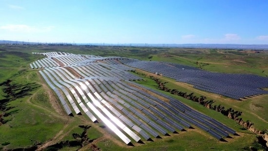 紅寺堡區(qū)發(fā)展光伏產(chǎn)業(yè)。新華社發(fā)（康國慶 攝）