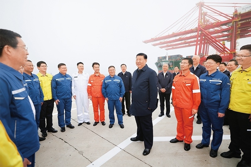 2024年5月22日至24日，中共中央總書(shū)記、國(guó)家主席、中央軍委主席習(xí)近平在山東考察。這是22日下午，習(xí)近平在日照港親切慰問(wèn)港口科技工作者、運(yùn)營(yíng)人員、航運(yùn)人員。 新華社記者 鞠鵬/攝