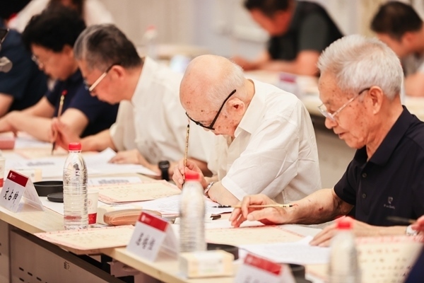 陜西師范大學(xué)毛筆手寫錄取通知書現(xiàn)場。校方供圖