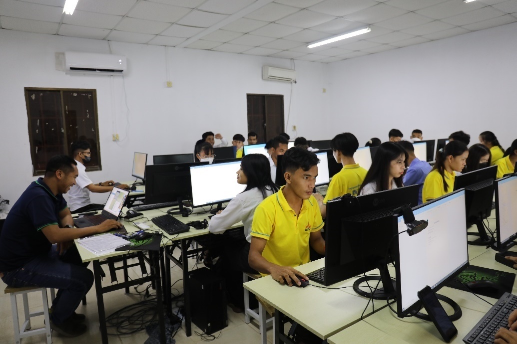 圖為西哈努克港工商學院的學生正在上課。西港特區(qū)公司供圖