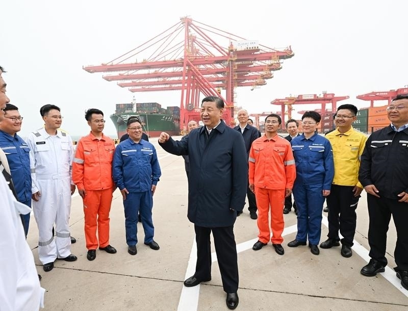 △2024年5月22日，習(xí)近平總書記在山東日照港親切慰問港口科技工作者、運(yùn)營人員、航運(yùn)人員。