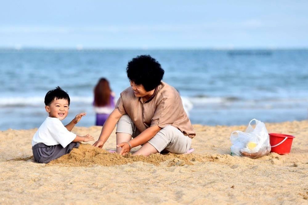 △山東日照陽光海岸綠道沙灘一角。近年來，日照還海于民、還景于民，在保留松林、沙灘、礁石和濕地資源的基礎(chǔ)上，修復(fù)整治生態(tài)岸線，打造出一條長約28公里的陽光海岸綠道，吸引眾多市民游客度假休閑。