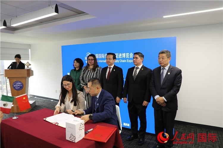 與會嘉賓簽署關(guān)于共同促進(jìn)墨西哥企業(yè)參加第二屆鏈博會合作備忘錄。人民網(wǎng) 埃內(nèi)斯托·多明戈斯攝