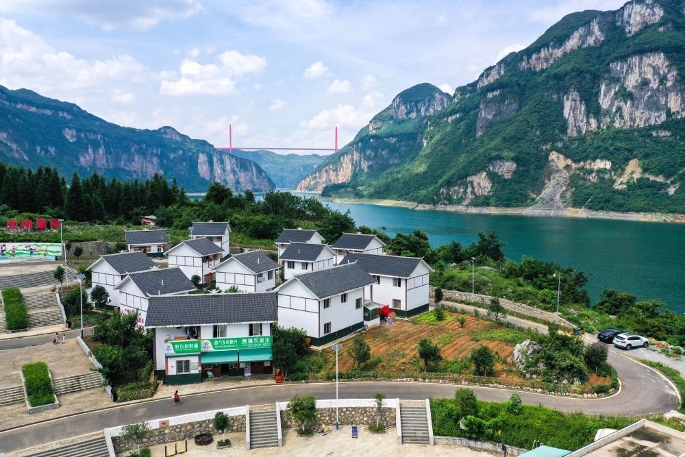 這是貴州省黔西市新仁苗族鄉(xiāng)化屋村麻窩寨易地搬遷集中安置點(diǎn)（2021年7月24日攝，無(wú)人機(jī)照片）。新華社記者 楊文斌 攝