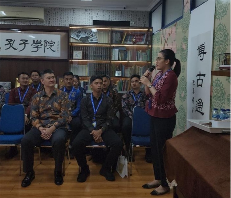 警察學(xué)員用漢語進(jìn)行自我介紹 ?；顒又鬓k方供圖