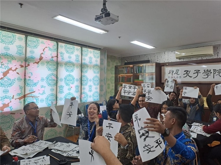 警察學(xué)員們展示書法學(xué)習(xí)成果。活動主辦方供圖